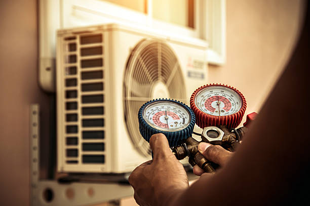 Professional Hvac technician working in Lakeshore, FL